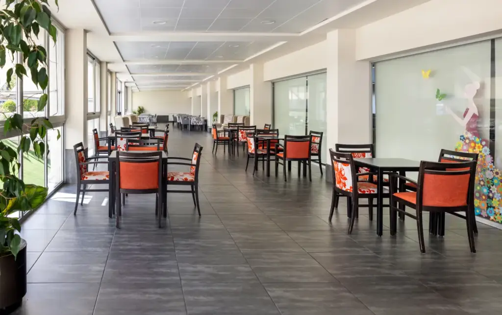 domusvi-arroyo-exterior-residencia-de-mayores