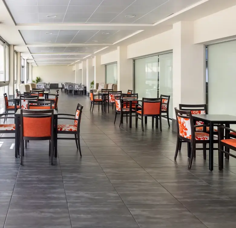 domusvi-arroyo-exterior-residencia-de-mayores