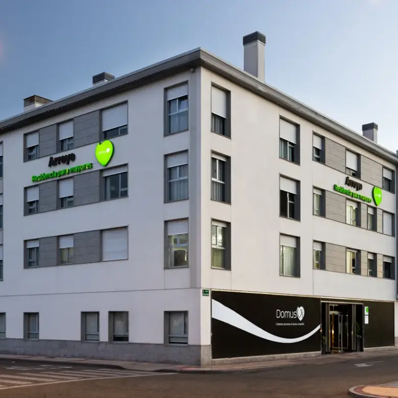 domusvi-arroyo-fachada-residencia-de-mayores