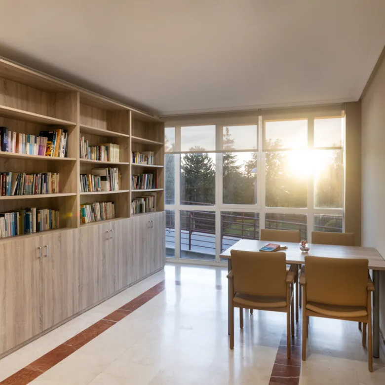 domusvi-nuestra-senora-del-camino-biblioteca-residencia-de-mayores