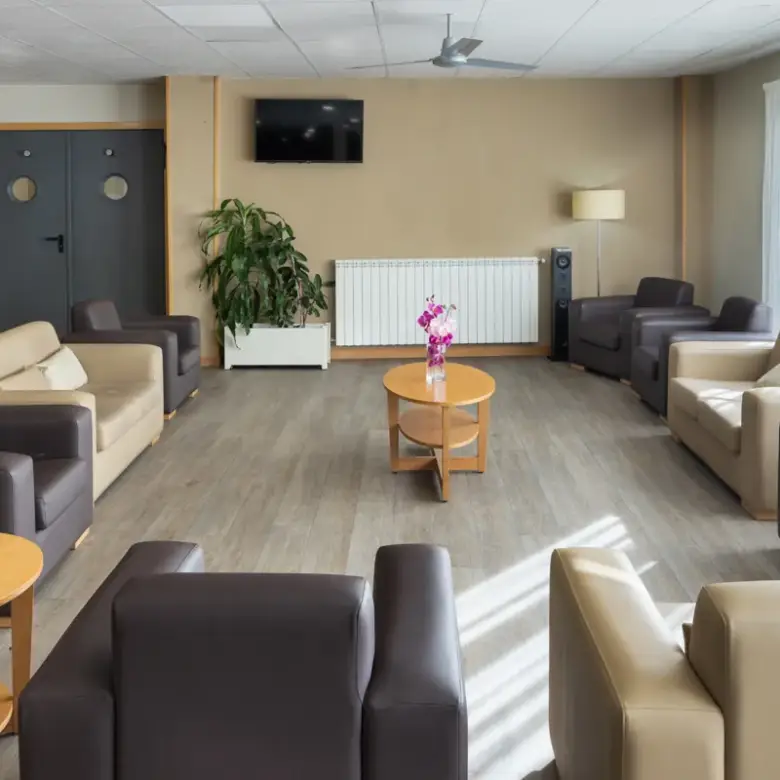 domusvi-palencia-sala-de-estar-residencia-de-mayores