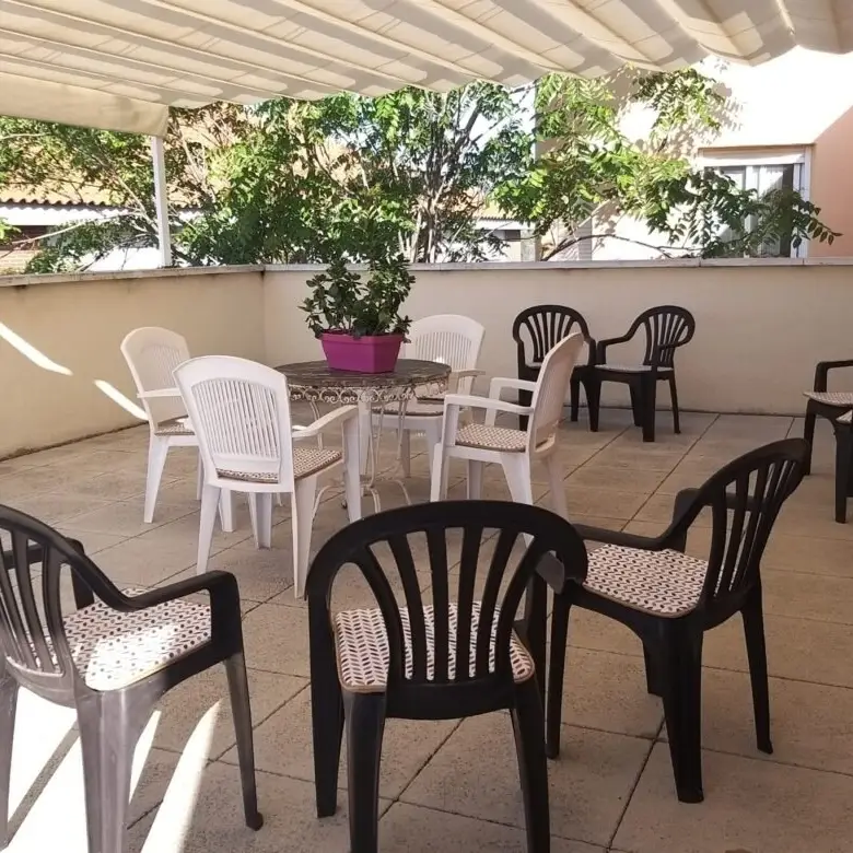 residencia-geriatrica-los-alamos-terraza