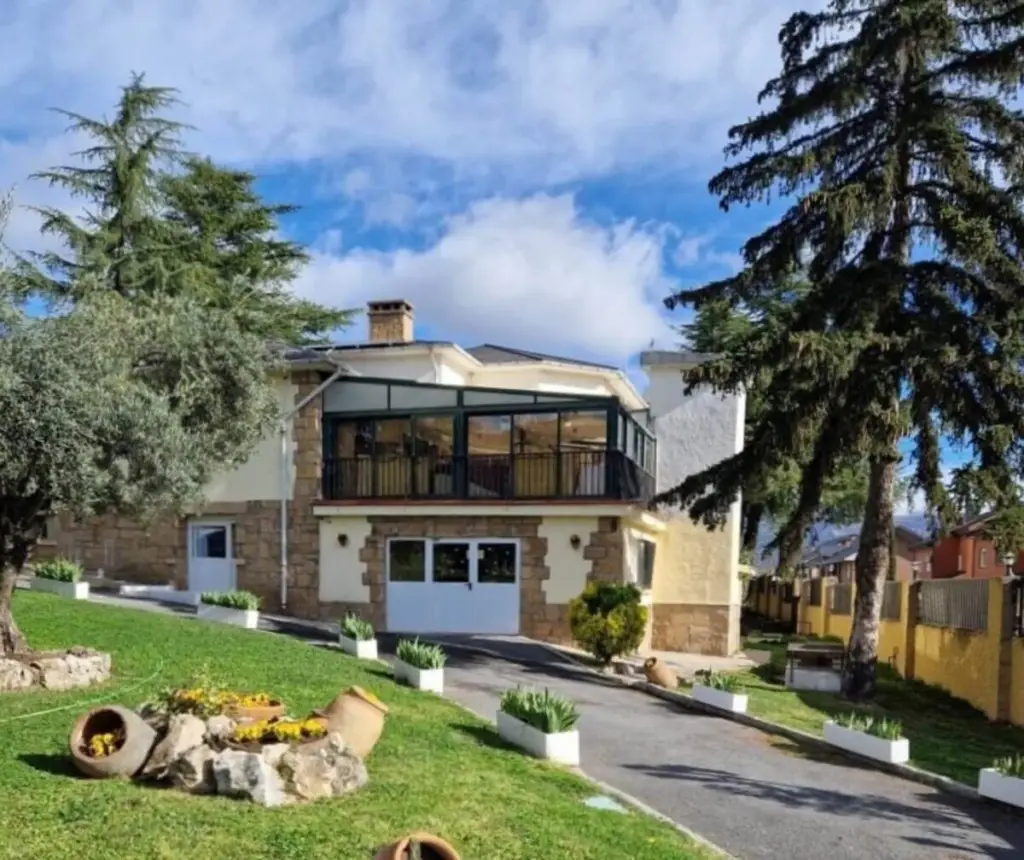 residencia-virgen-de-la-caridad-del-cobre-fachada-residencia-de-mayores