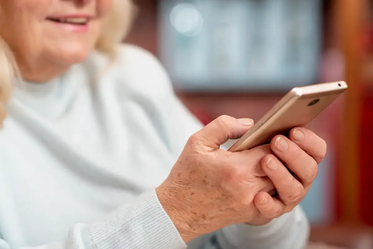 Cómo Enseñar a los Abuelos a Usar el Móvil con Seguridad