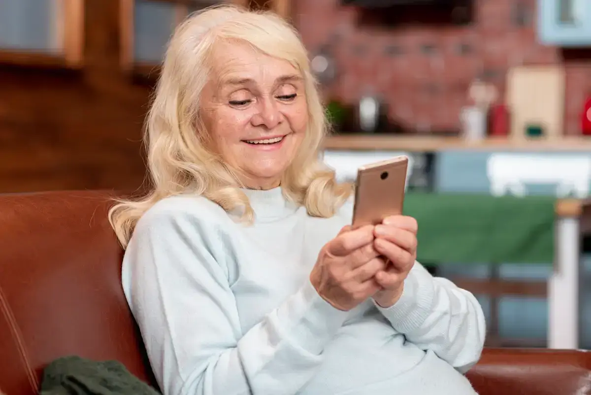 Enseñar a los abuelos a usar el móvil y las redes sociales con seguridad es mucho más que una cuestión tecnológica es un acto de amor, inclusión y ciudadanía.