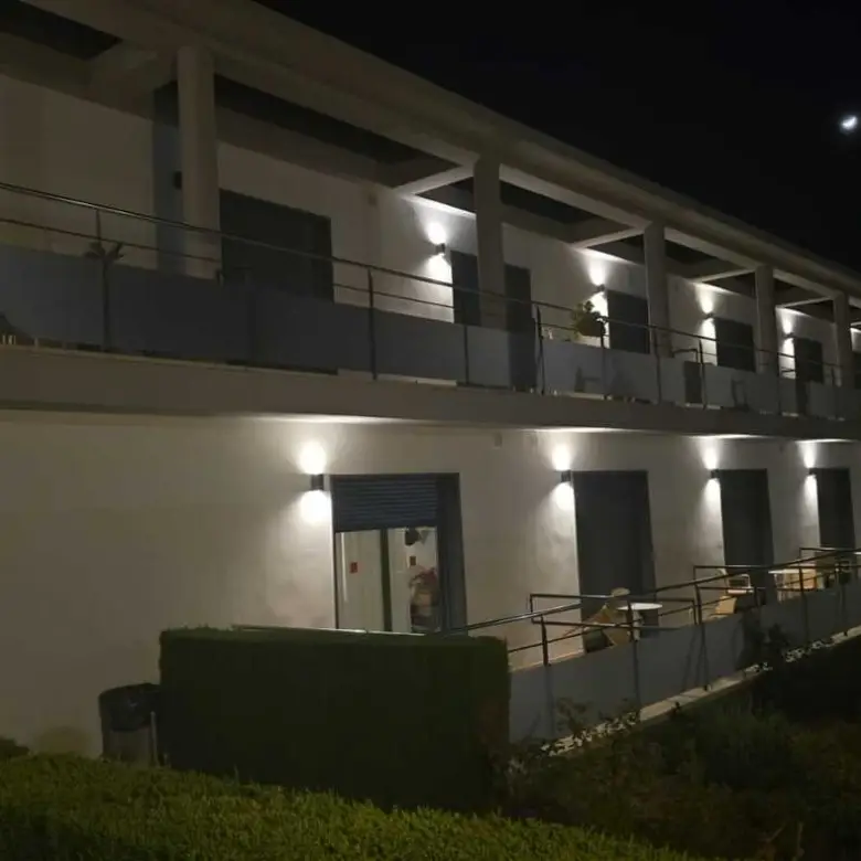 Residencia Acuna Jardín Lateral Noche