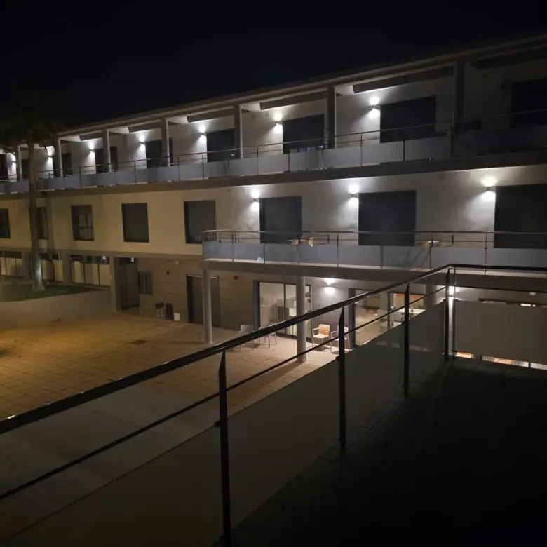 Residencia Acuna Patio Noche