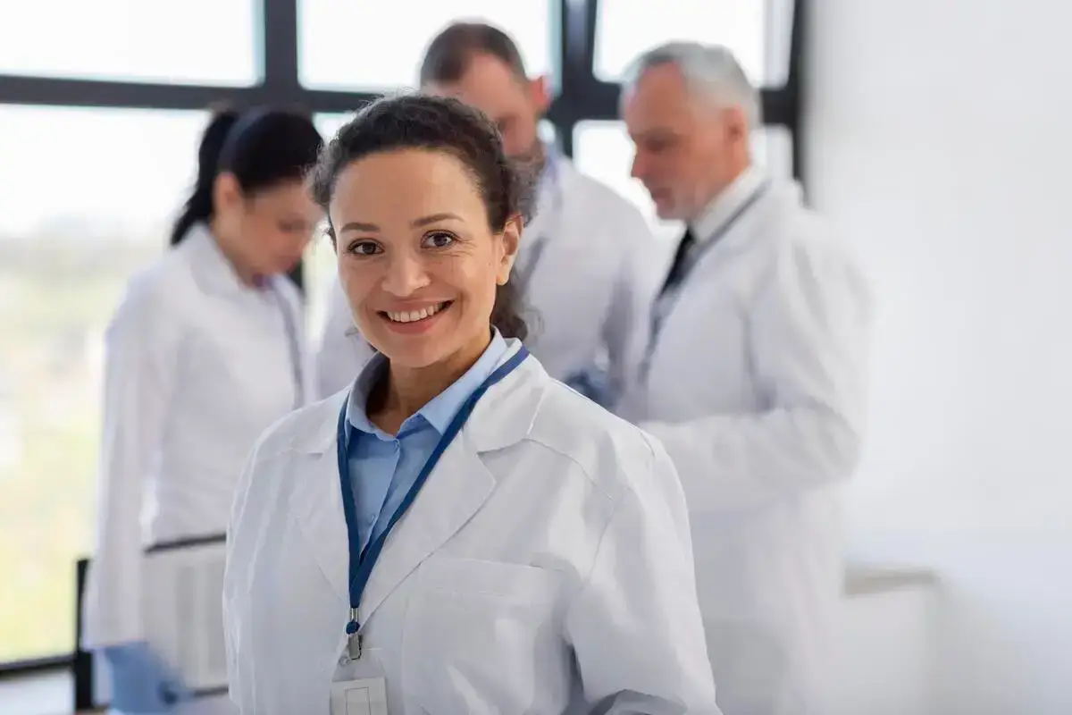 Elegir una residencia con asistencia médica permanente puede marcar una gran diferencia en la calidad de vida del mayor.