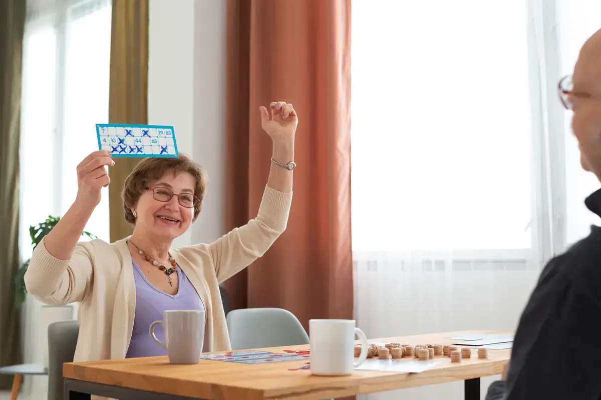 En los centros de día, las actividades son planificadas por técnicos especializados (trabajadores sociales, terapeutas ocupacionales, animadores socioculturales) y adaptadas al perfil de los usuarios.