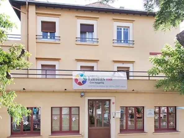 residencia-lantus-tona-fachada