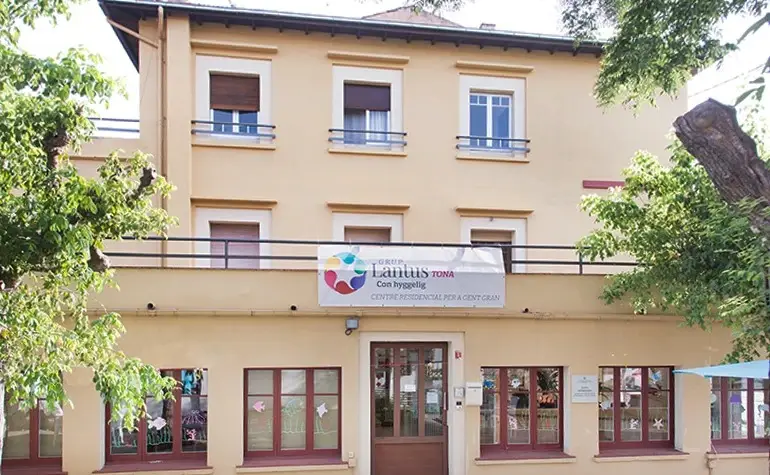 residencia-lantus-tona-fachada