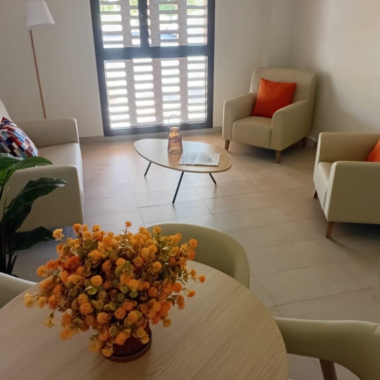 mimara-camas-los-naranjos-residencia-de-mayores-sala-de-estar