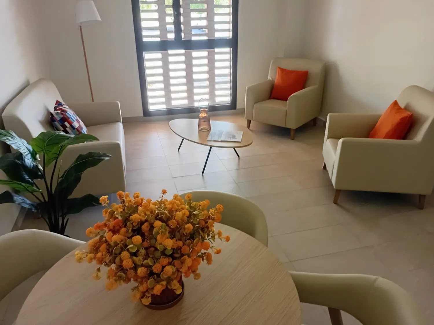 mimara-camas-los-naranjos-residencia-de-mayores-sala-de-estar