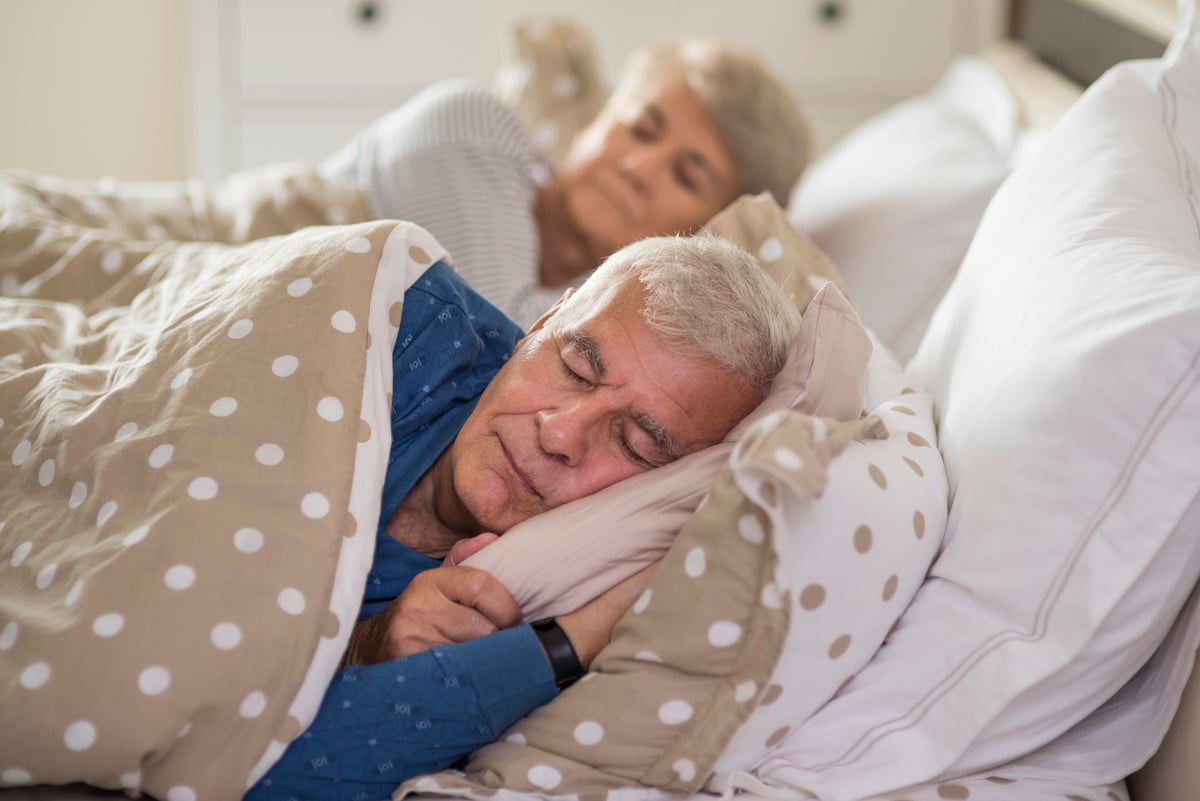 Dormir más de nueve horas en hombres mayores aumenta el riesgo de perder movilidad
